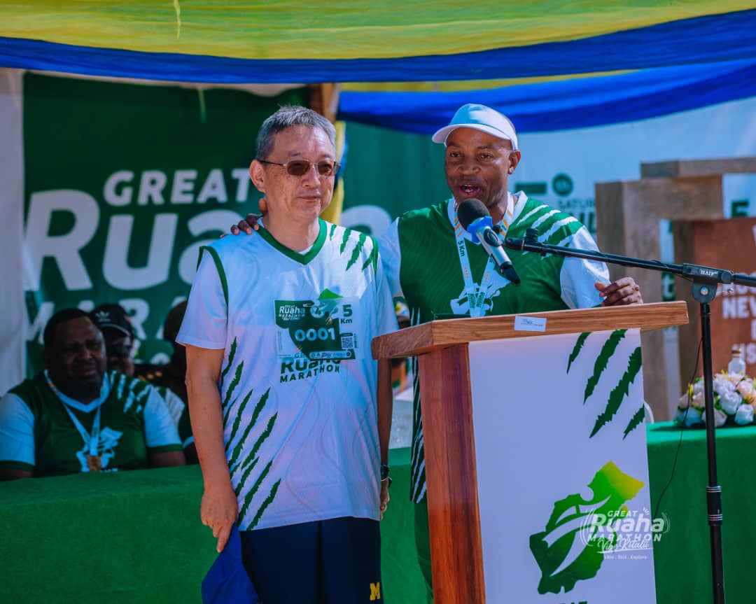Spectators supporting runners during the GRUMA marathon